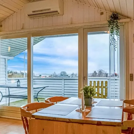 Stunning In W/ 2 Bedrooms Feriehus