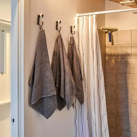 Stunning In W/ 2 Bedrooms Feriehus
